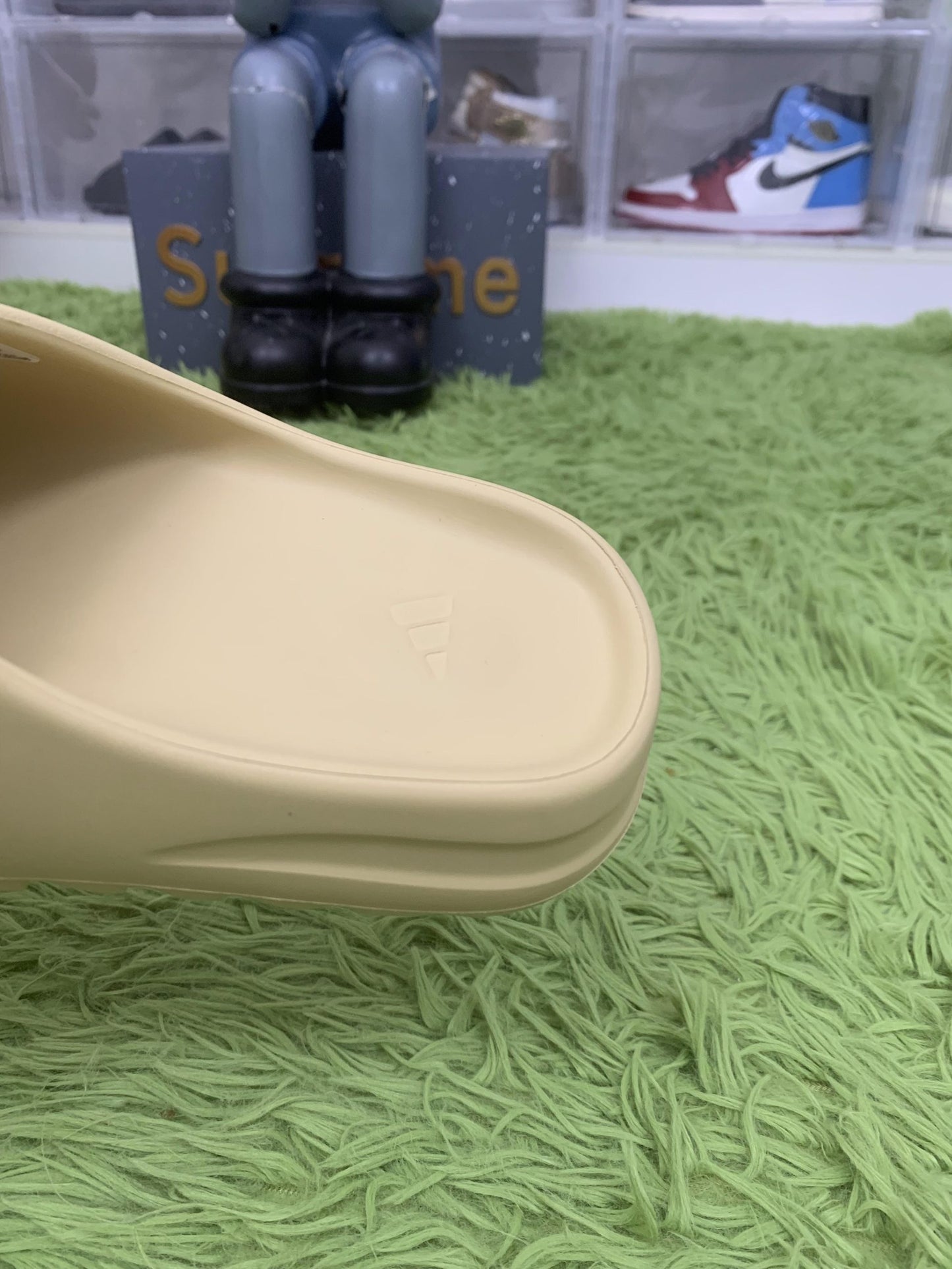 Yeezy Slides ‘Desert Sand’
