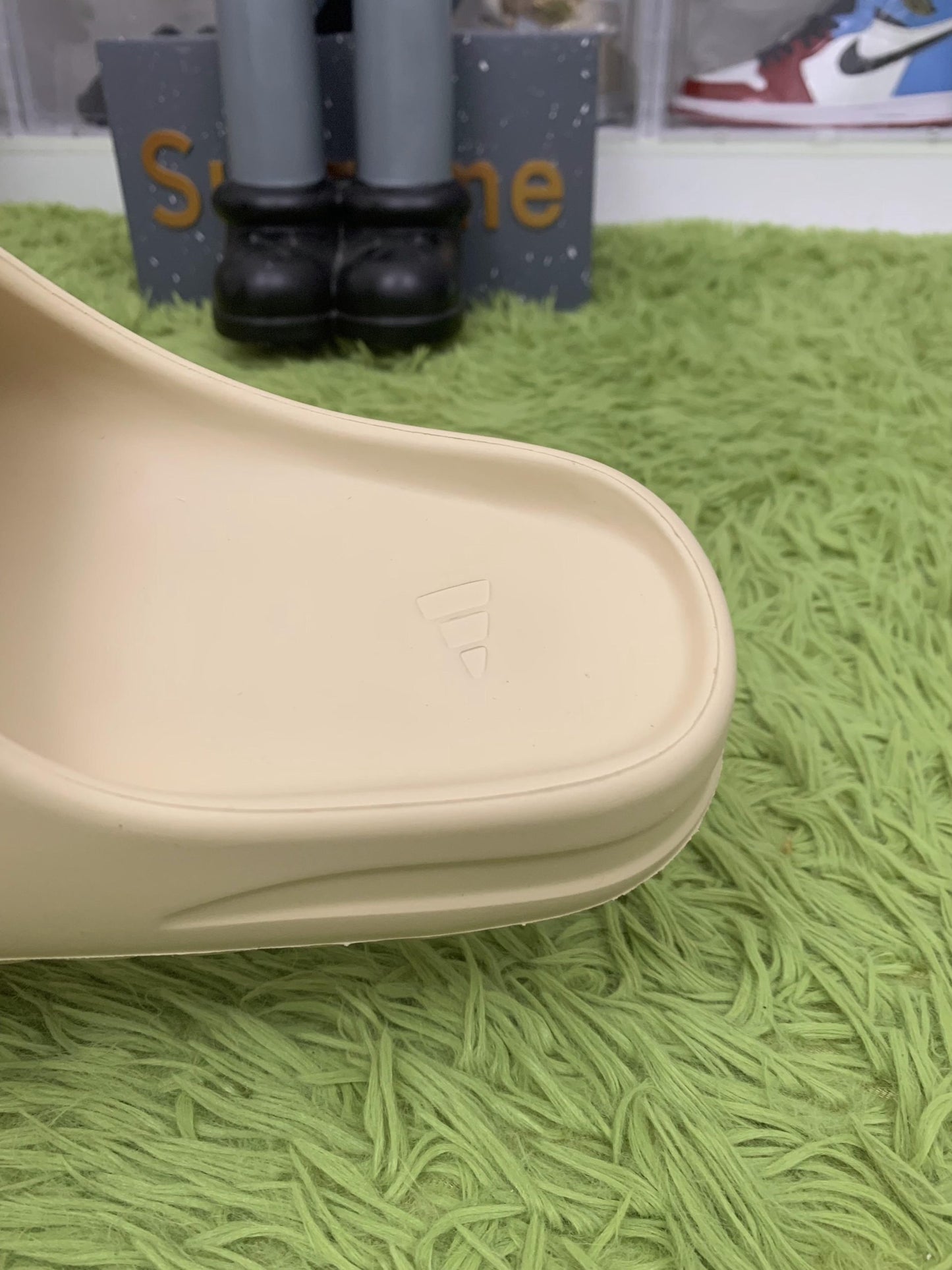 Yeezy Slides ‘Bone’