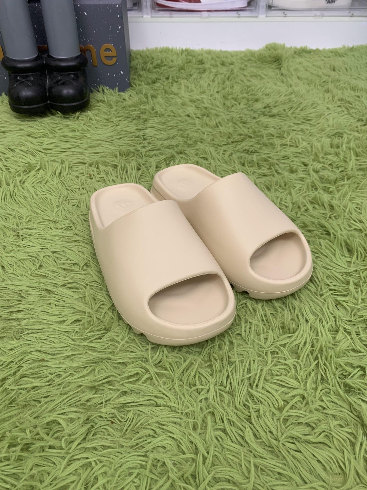 Yeezy Slides ‘Bone’