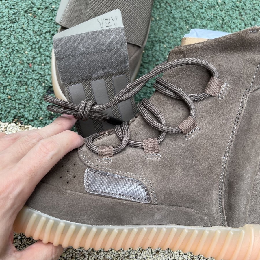 adidas Yeezy Boost 750 Light Brown Gum (Chocolate)